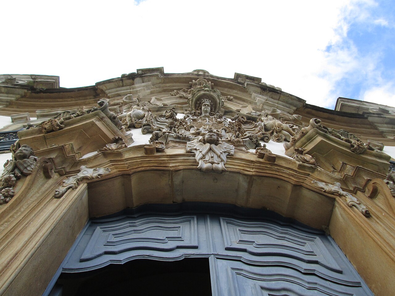 Portada esculpida em pedra da Igreja de Nossa Senhora do Carmo vista de baixo