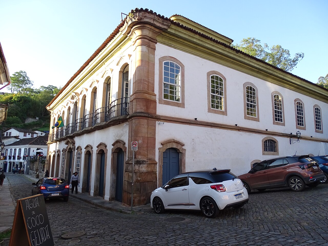 Casarão colonial branco de dois andares da Casa dos Contos numa esquina de rua de pedra