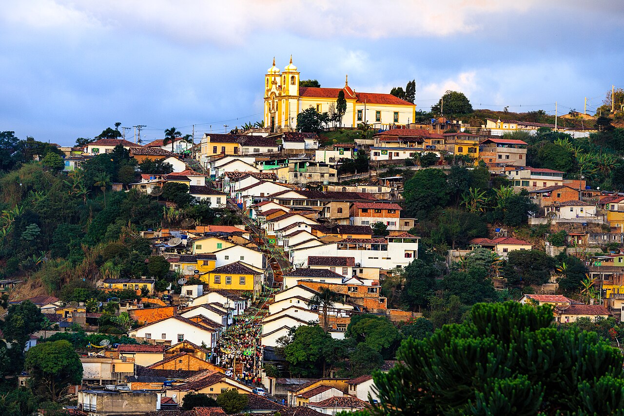 Vista do casario de Ouro Preto subindo o morro até a Igreja de Santa Efigênia no alto