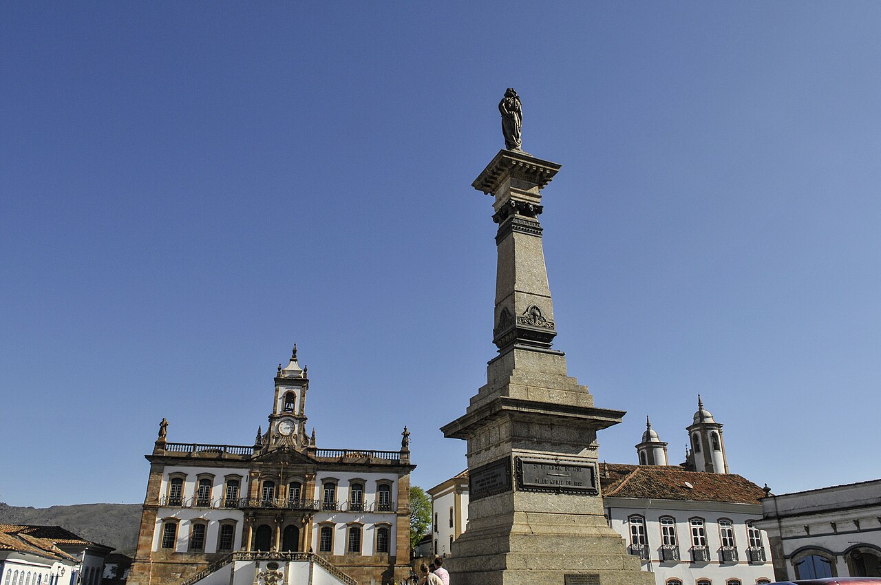Coluna do monumento a Tiradentes diante da fachada do Museu da Inconfidência