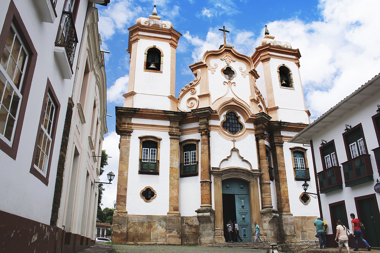 Fachada branca e ocre da Matriz de Nossa Senhora do Pilar sob céu azul
