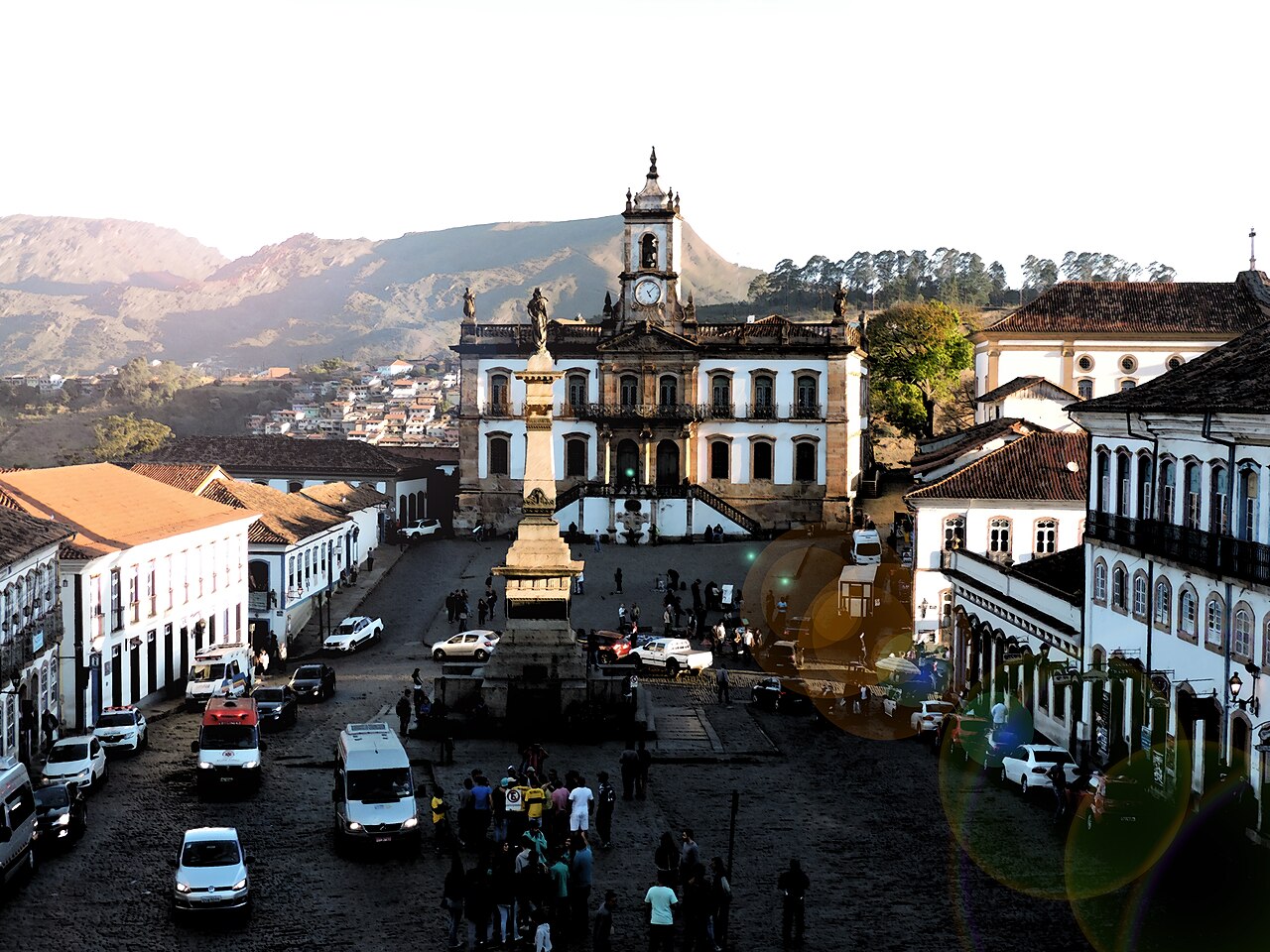 Praça Tiradentes vista do alto, com o monumento a Tiradentes, o Museu da Inconfidência e as serras ao fundo