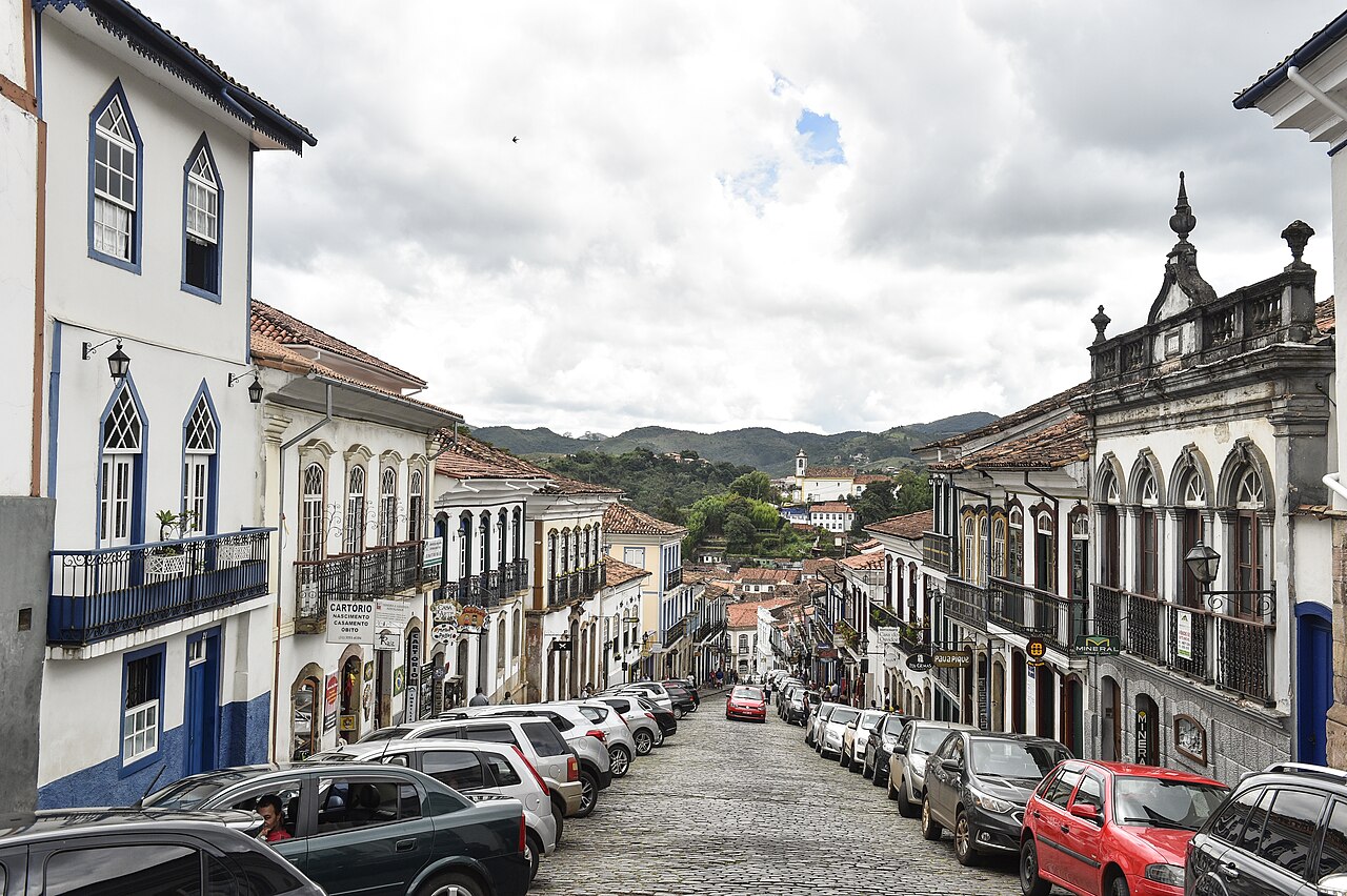 Rua Direita com casarões coloniais de janelas azuis descendo em direção às serras