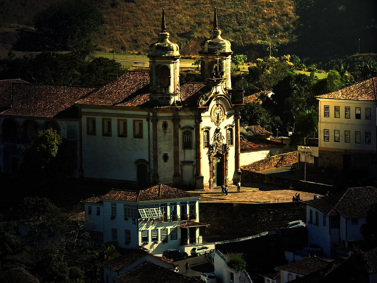 Igreja de São Francisco de Assis iluminada pelo sol entre os casarões